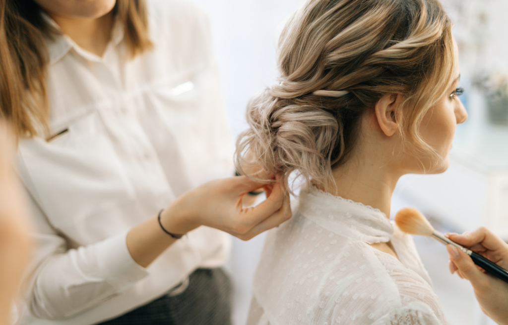 la formatrice montre un chignon et le modèle se fais maquiller