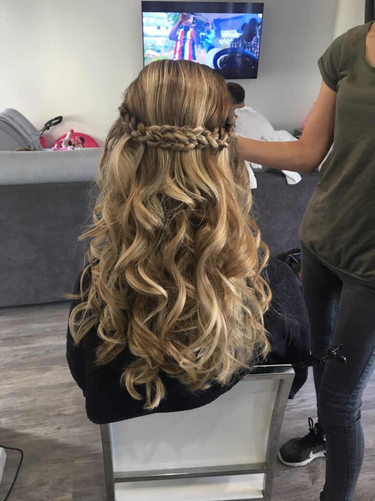 cheveux long bouclé et deux natte qui se rejoint