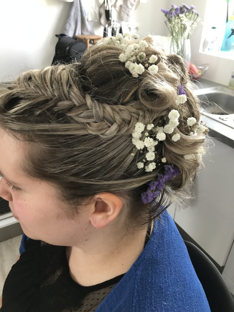 coiffure haute avec fleur blanche et violette
