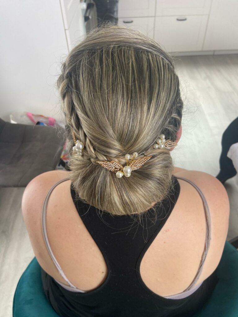 coiffure bas avec natte et jolie accessoires