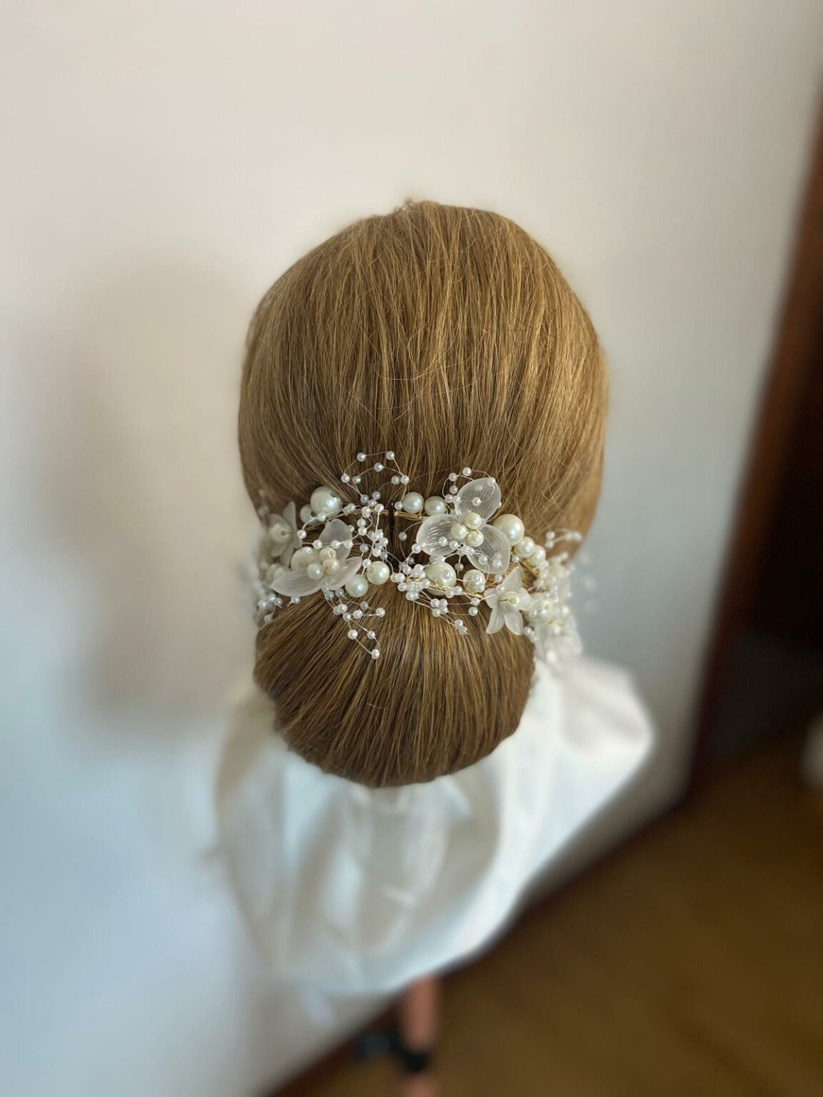 chignon bas enrouler d'un serre tête de perle