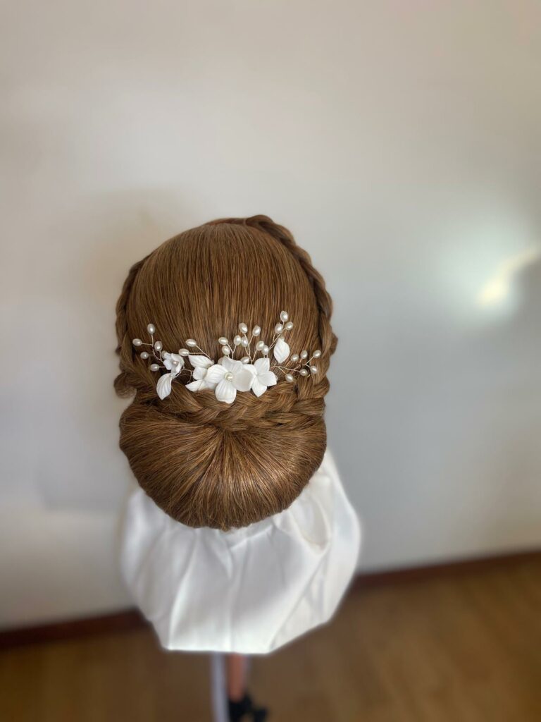 chignon bas coque et deux nattes et fleur blanche
