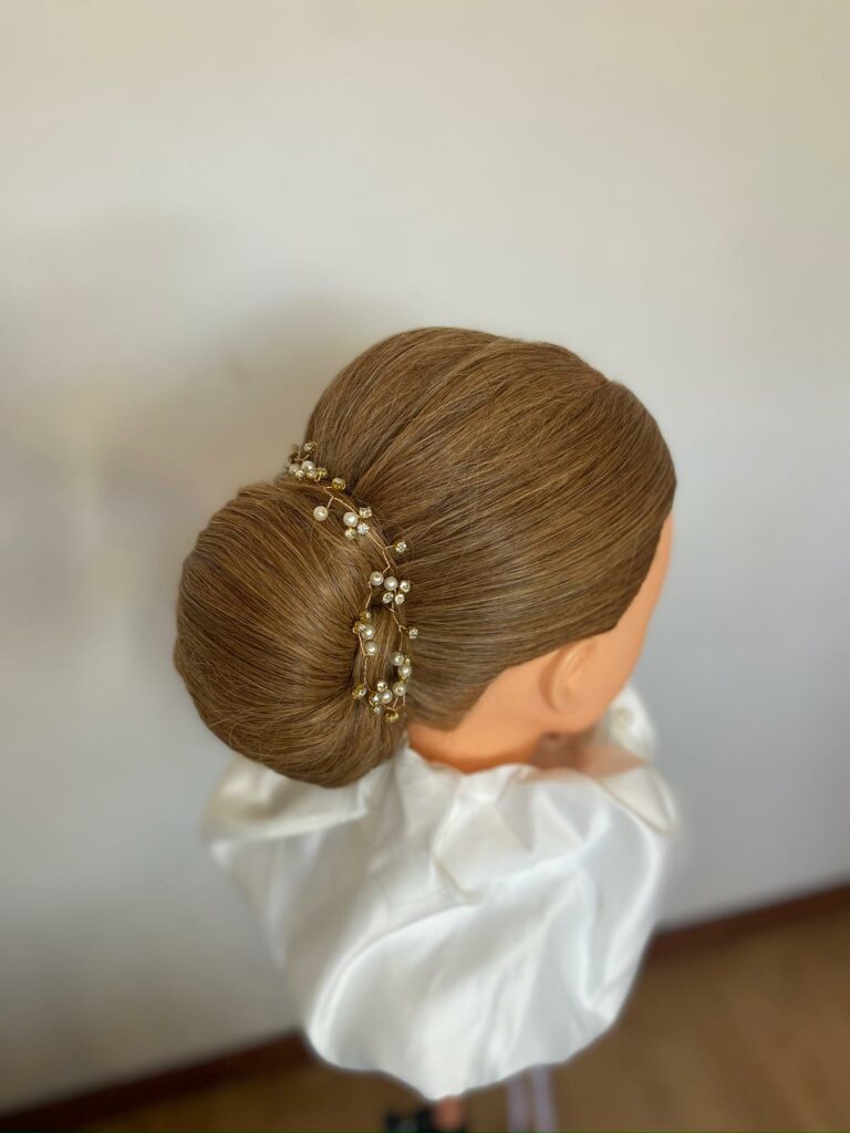 chignon mis hauteur en escargot avec strasse