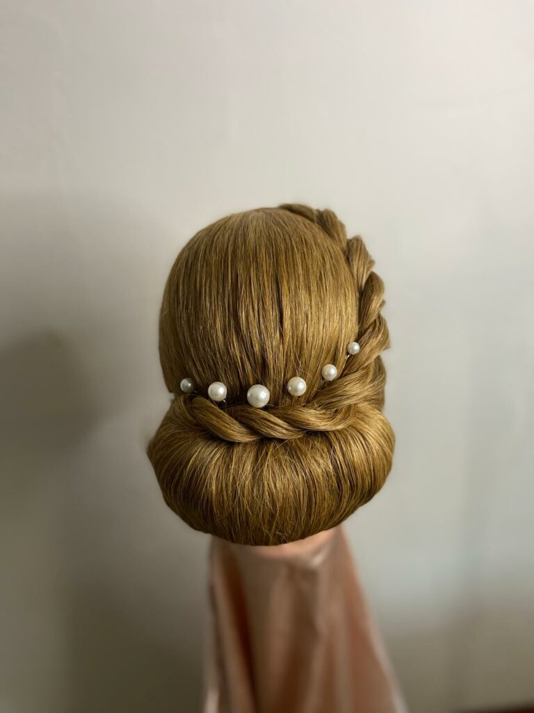 chignon bas avec coque et torsade plus perle