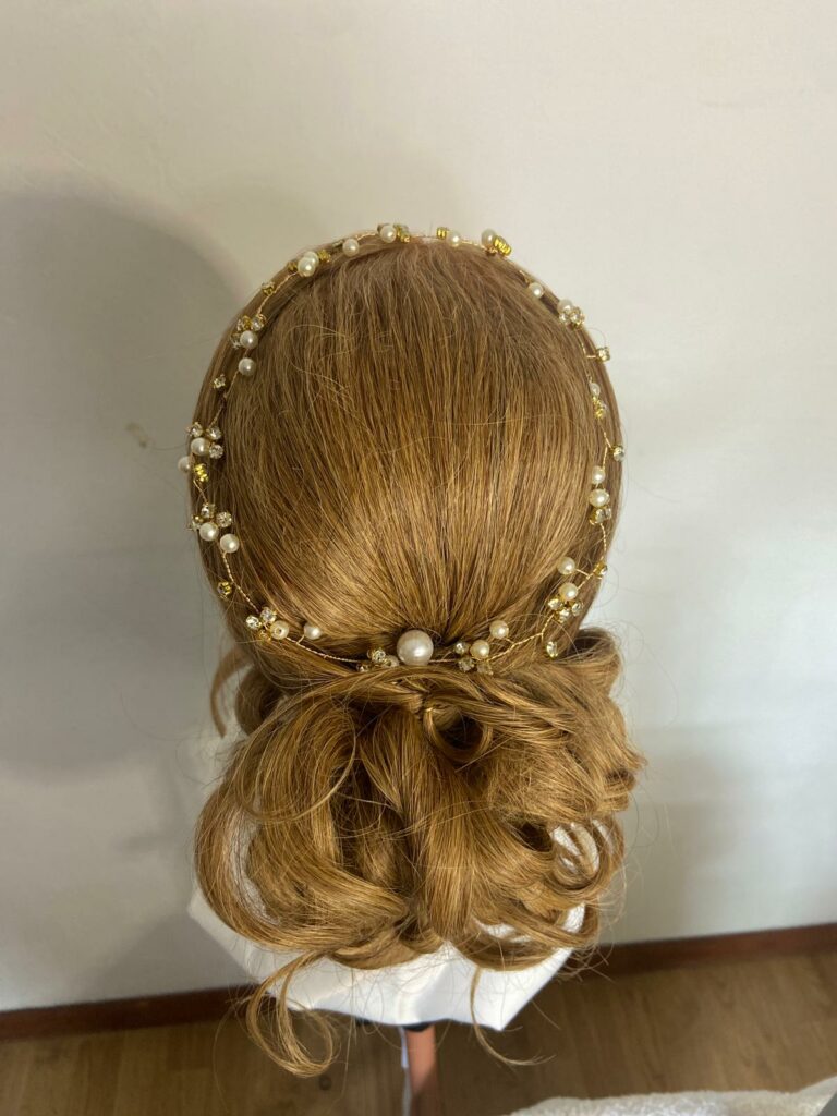 chignon bas flou avec collier fleur et perle