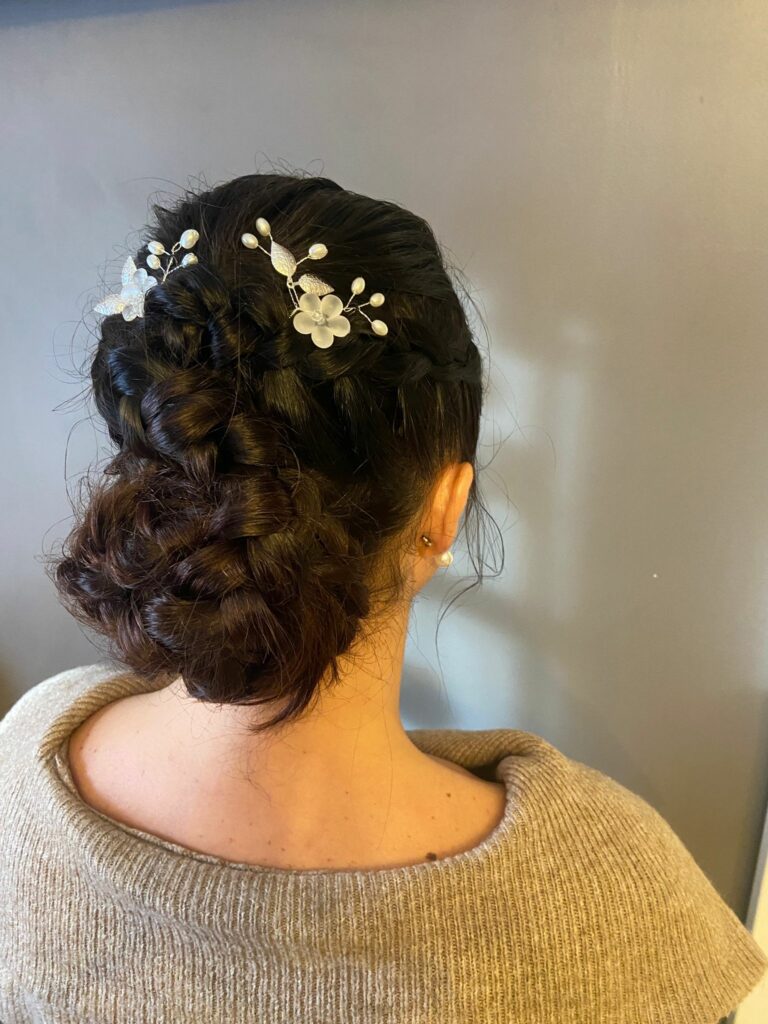 chignon mis hauteur, tresse sur les coter et l'arrière enrouler sur elle même