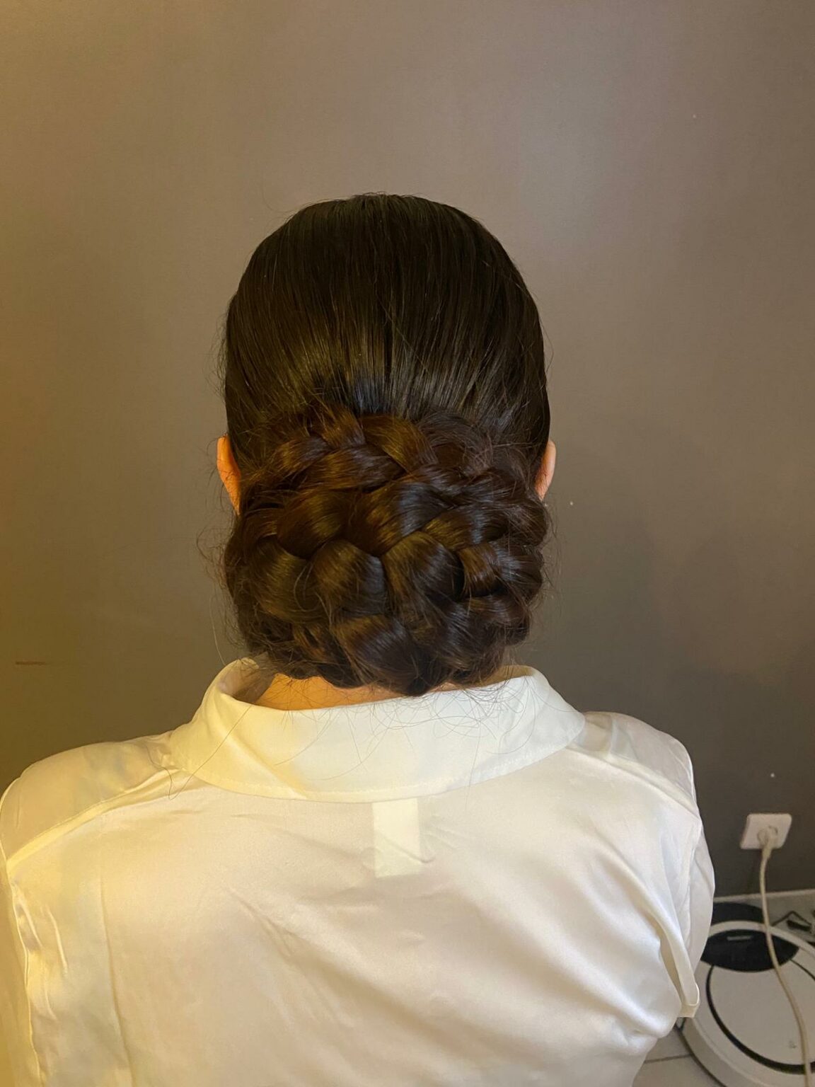 chignon bas avec tresse intégrée et enrouler dessus