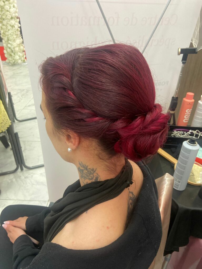 cheveux rouge chignon bas