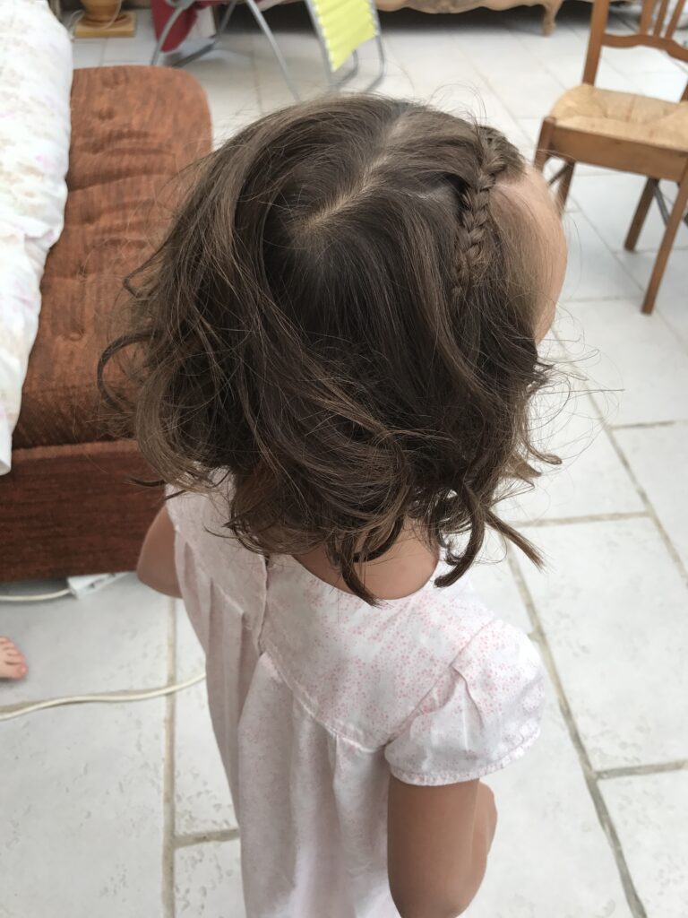 coiffure au carré enfant avec une natte