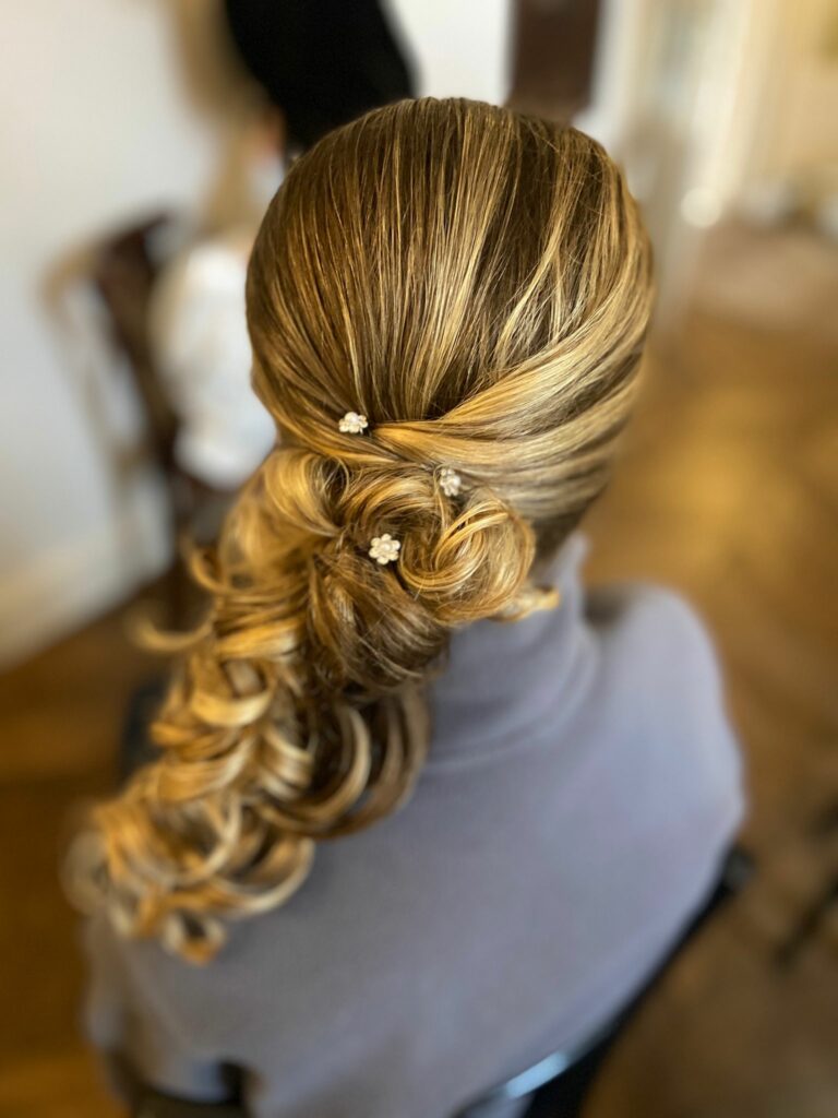 coiffure bouclé sur le coter