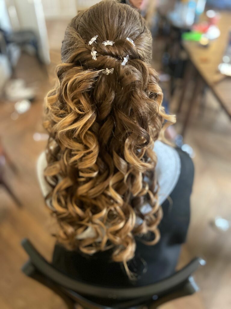 coiffure demi-attache bouclé