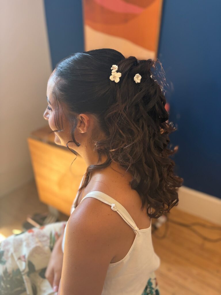 coiffure attacher bouclé