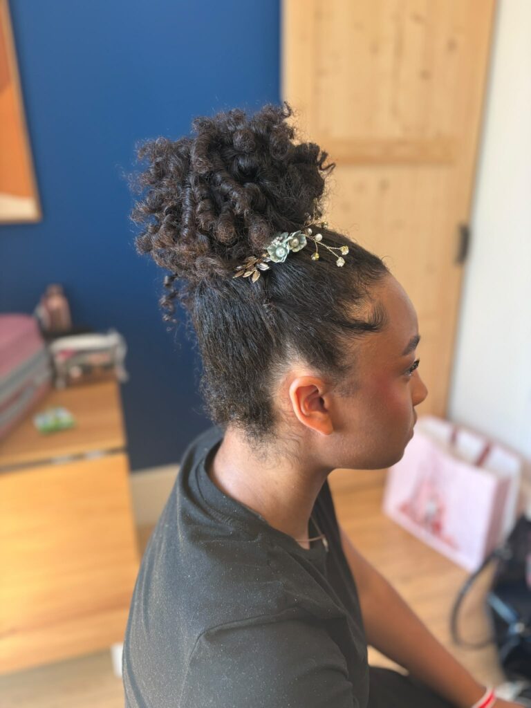 chignon haut avec boucle naturel