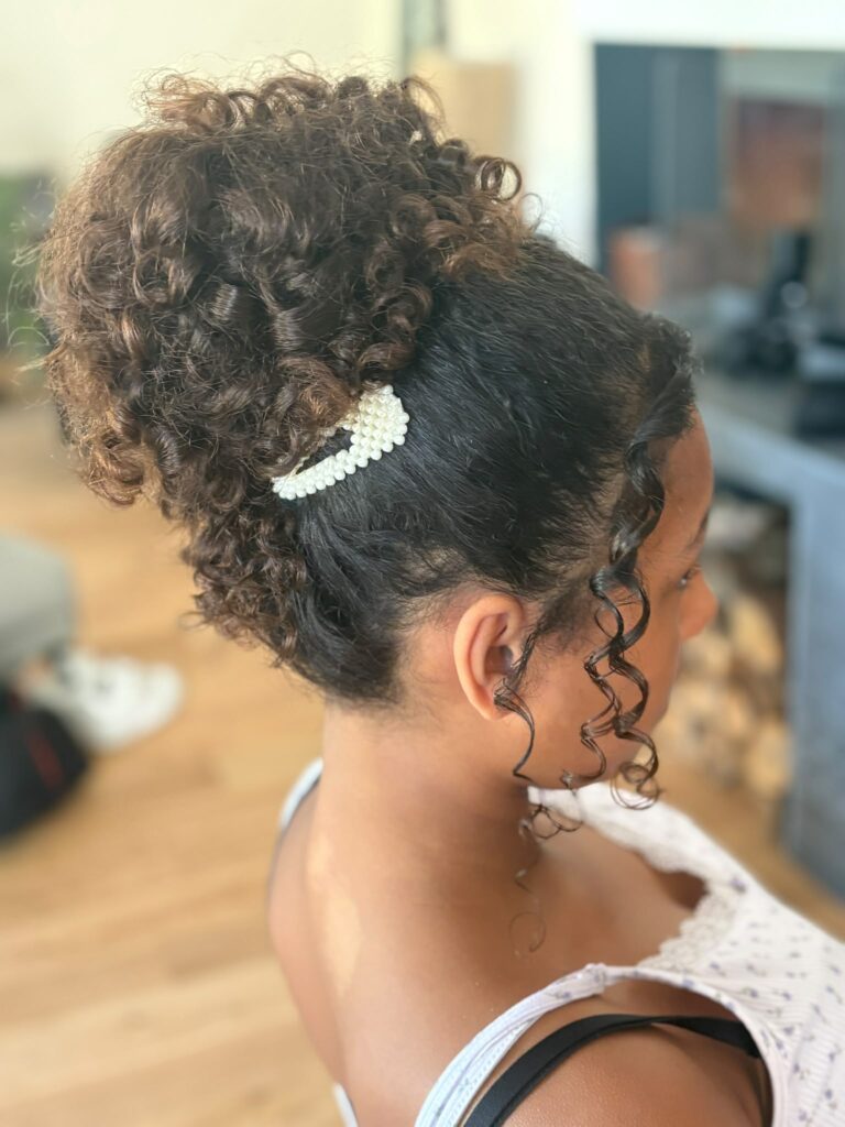 chignon haut avec boucle naturel