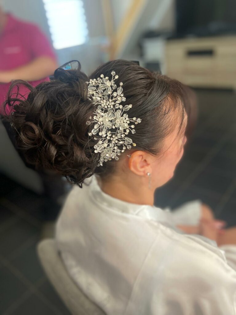 lucile coiffure mariée. chignon haut avec apport d'extension