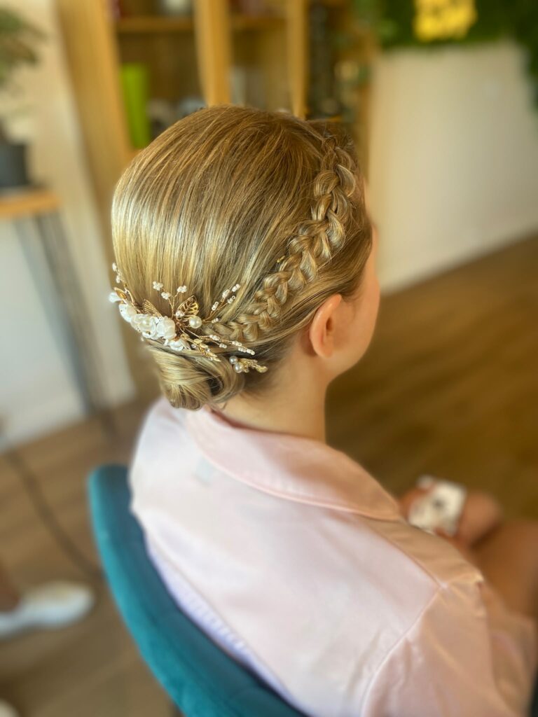 chignon bas témoins blonde avec tresser et cheveux fin