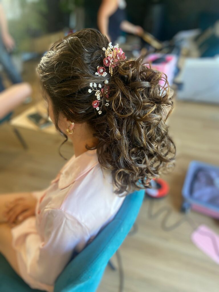 coiffure témoin, demi attache queue de cheval avec cascade de boucle avec fleur vieux rose