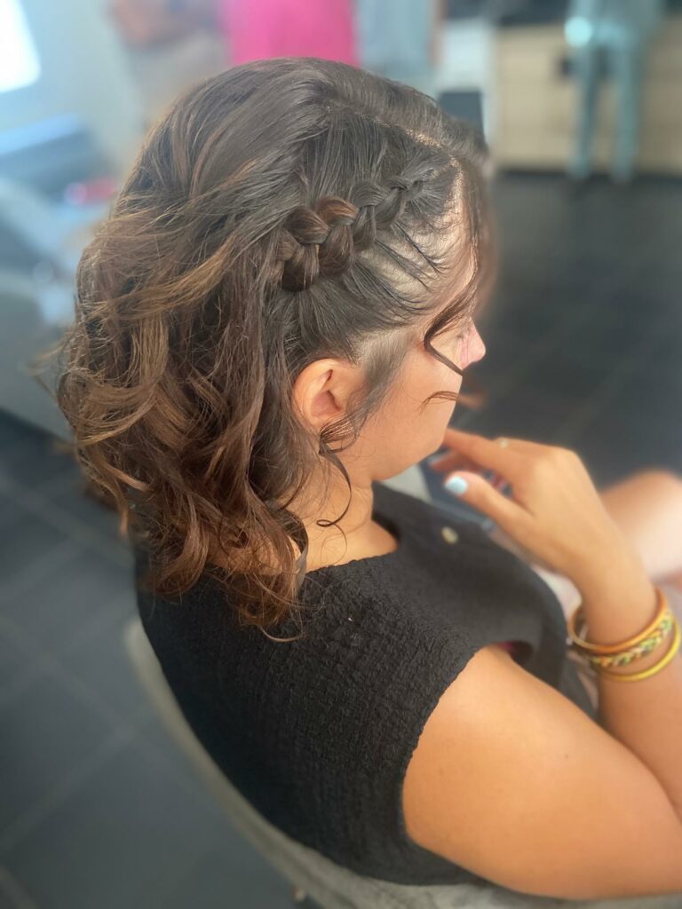 valerie, cheveux onduler avec une nattes sur le coter