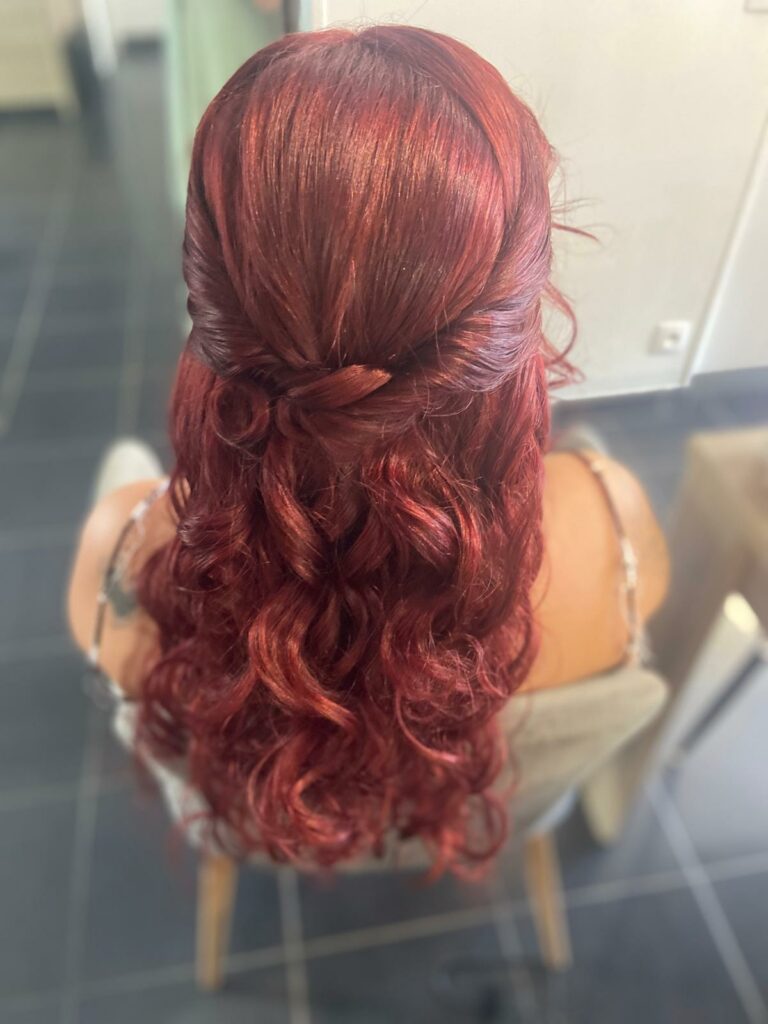 lea cheveux long rouge, coiffure demi attacher bouclé