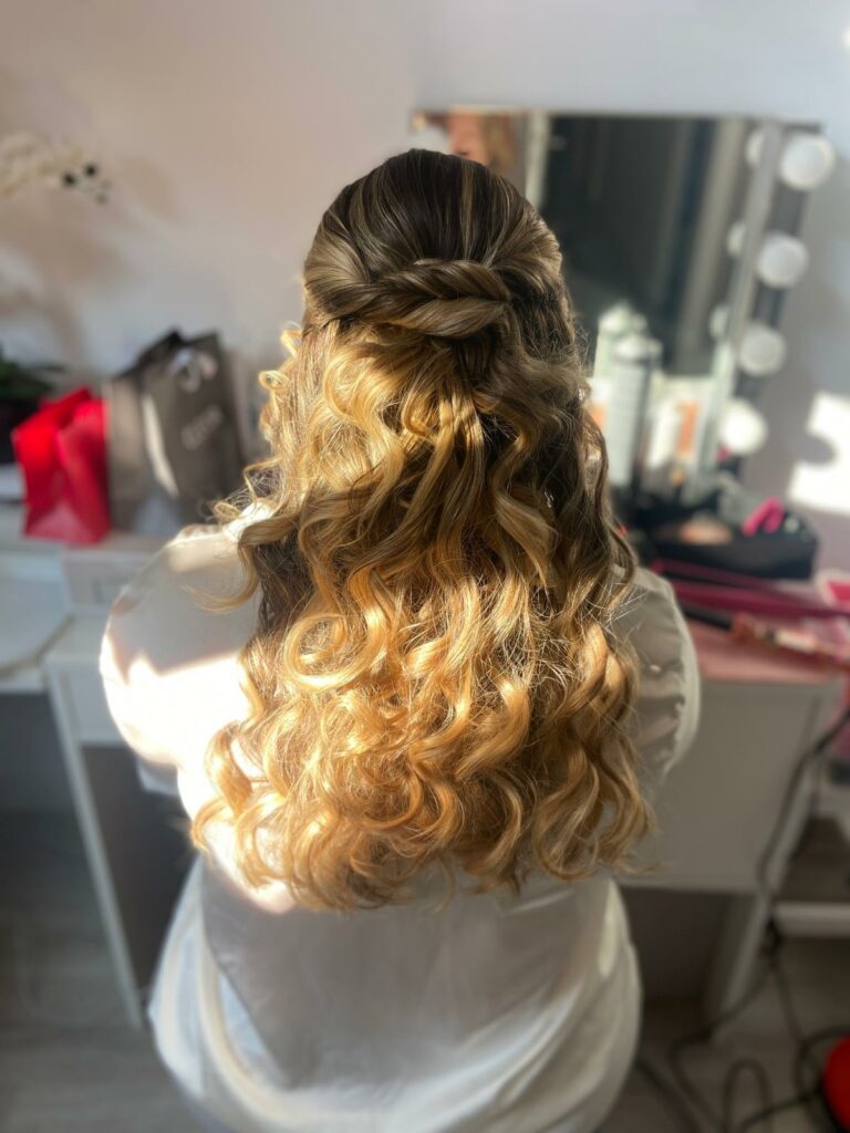 clémentine coiffure mariée, demi attacher remplie de boucle