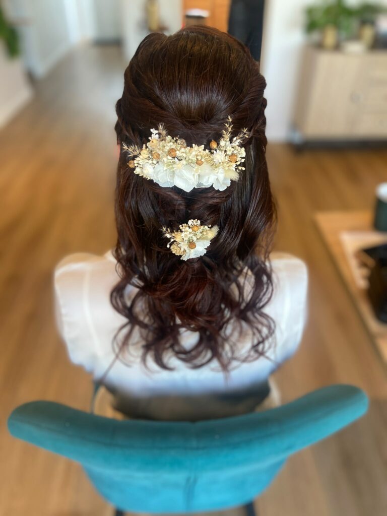 coiffure mariée, demi attache ave boucle, nattes grossie avec fleur séché