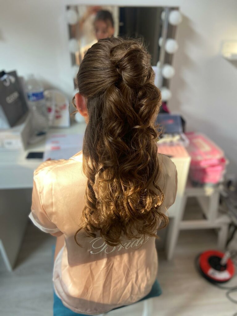 valentina coiffure demi attacher remplie de boucle