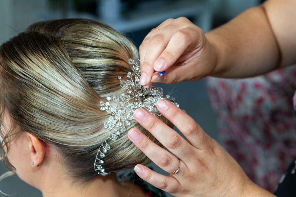dernier épingle bleu pour la mariée carole par moi