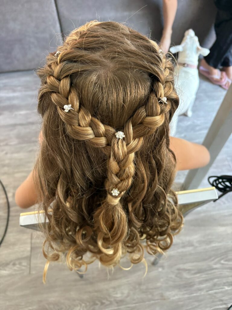 Coiffure enfant demi-attache avec boucle et natte, décorer de leur blanche