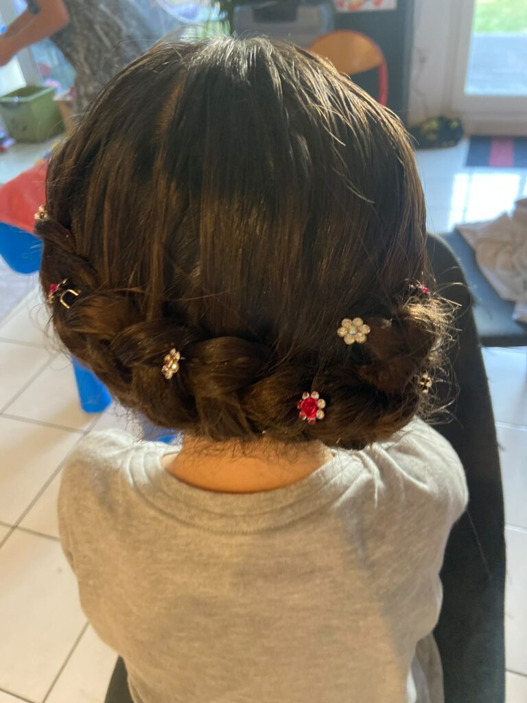 coiffure enfant, natte coller décorer de fleur