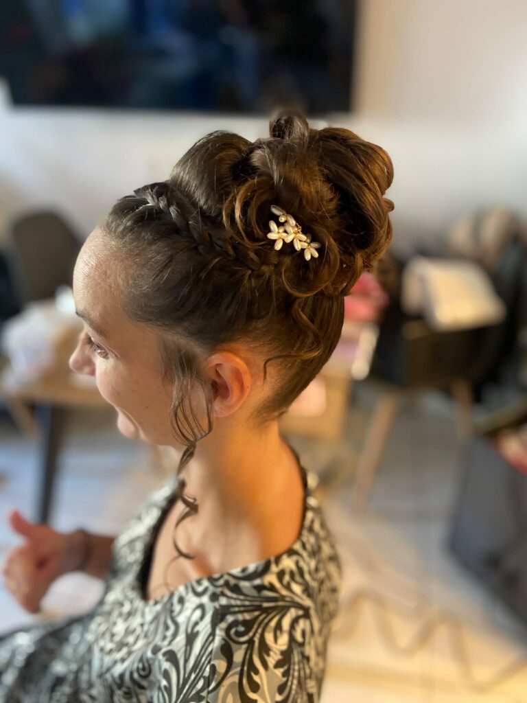 chignon invitée, avec natte et léger boucle