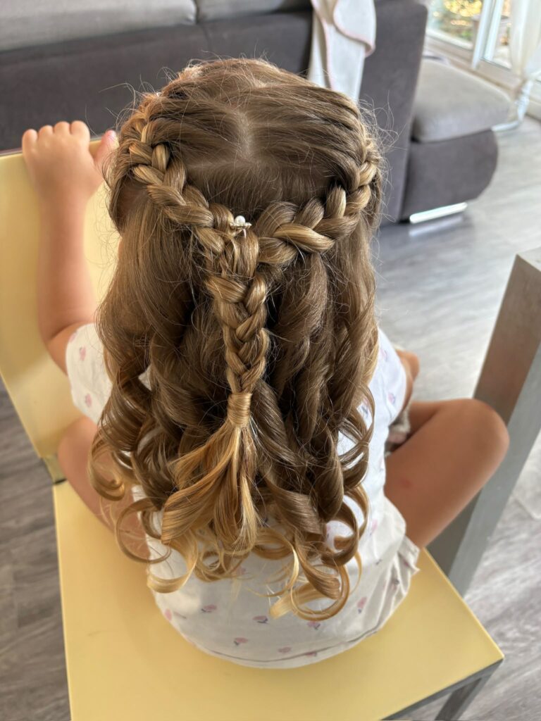 Coiffure enfant demi-attache avec boucle et natte, décorer de leur blanche