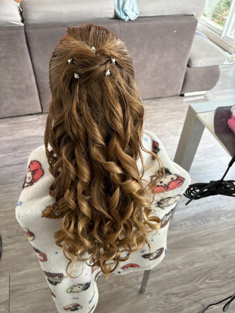 Coiffure enfant demi-attache avec boucle et torsade, décorer de perle blanche