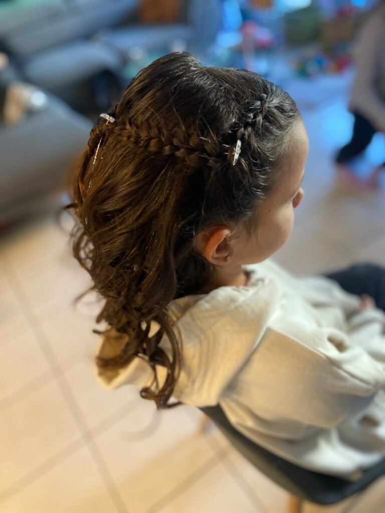 coiffure enfant bouclé avec fleur blanche