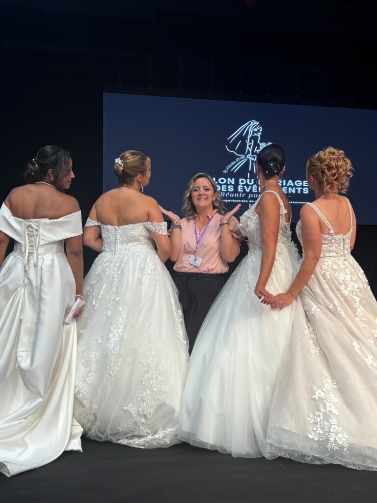 filles du samedi en tenue de mariée de dos avec moi