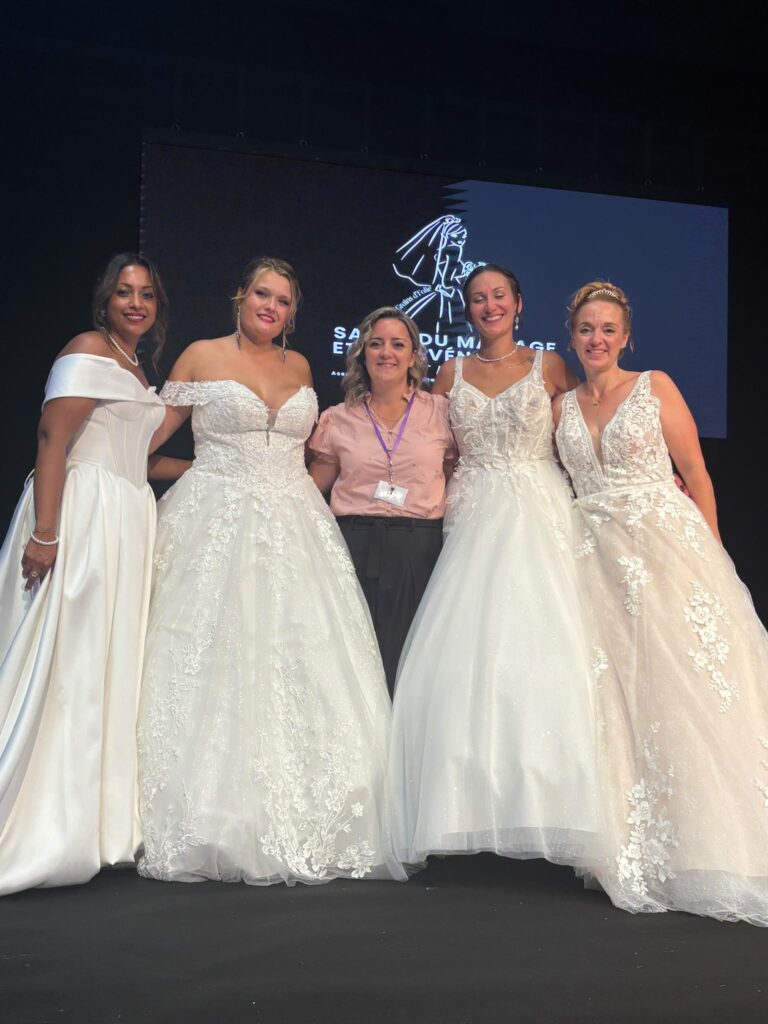 filles du samedi en tenue de mariée de face avec moi