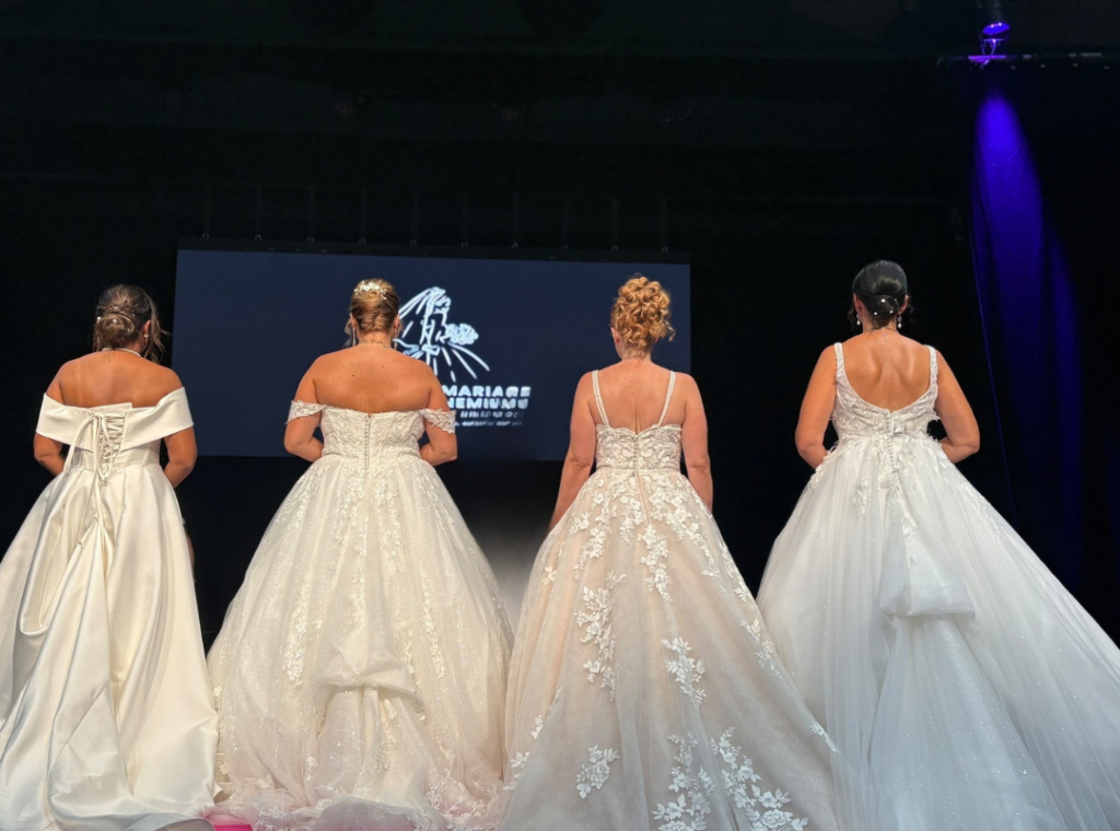 filles du samedi en tenue de mariée de dos